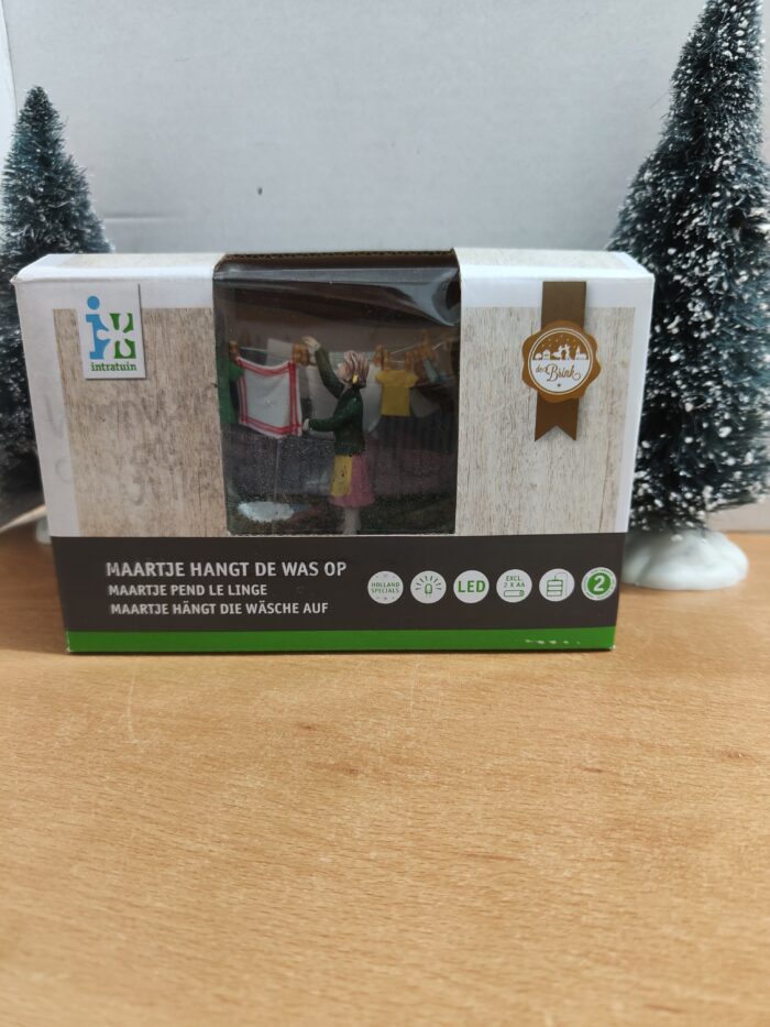 IMG20220627103522 Intratuin Maartje hangt de was op - Afbeelding 1