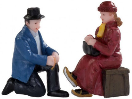 Man bindt schaatsen onder