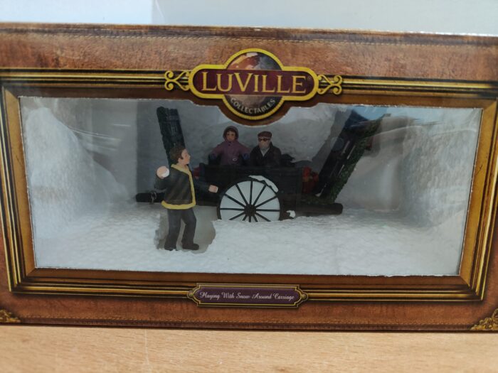 IMG20221218171653 Playing with snow around carriage - Afbeelding 1