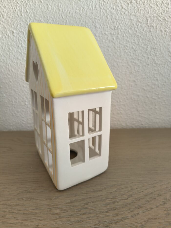 IMG20240302153315 Huis geel - Afbeelding 4