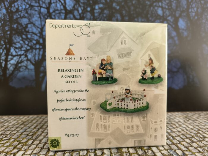 Relaxing In A Garden - Afbeelding 1