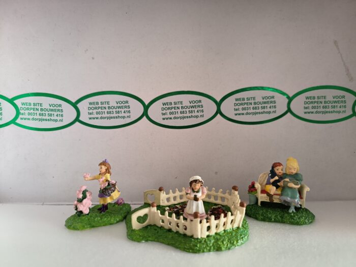 Relaxing In A Garden - Afbeelding 3