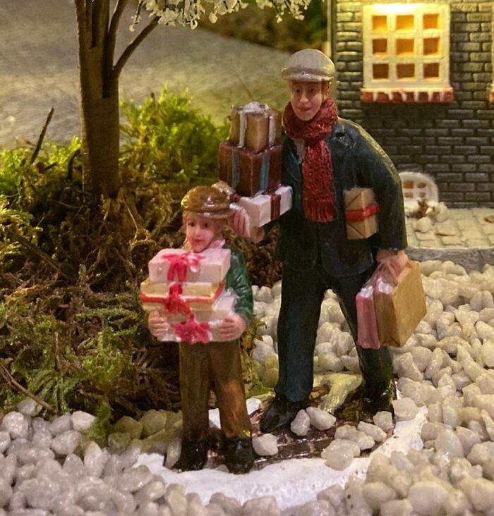 Father and son with presents - Afbeelding 2