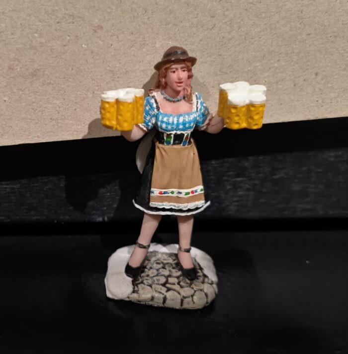 Woman brings beer - Afbeelding 2
