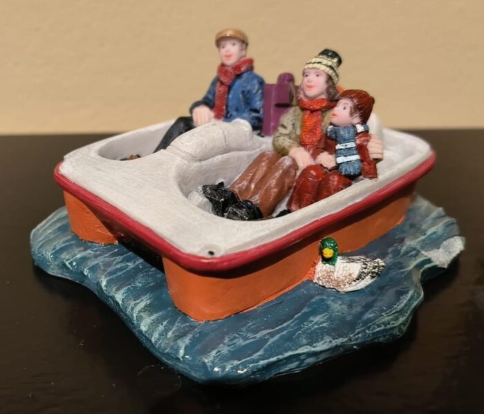 Family on pedal boat - Afbeelding 2