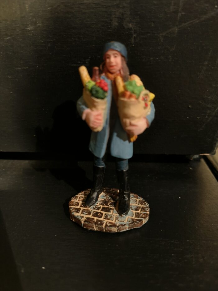 Market visitor carries groceries - Afbeelding 2