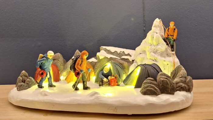 Hikers on Mountaintop - Afbeelding 2