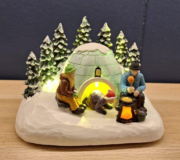 Family with Iglo Preparing Meal - Afbeelding 2