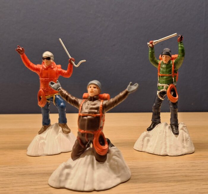 Hikers at the Mountaintop - Afbeelding 2