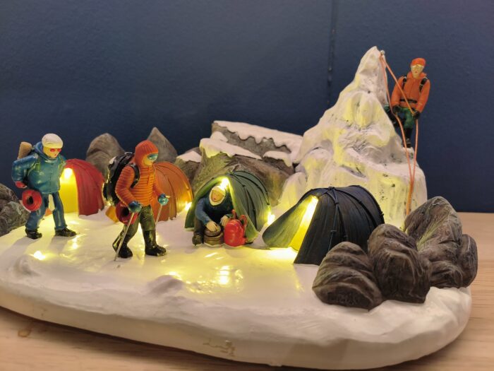 Hikers on Mountaintop - Afbeelding 4