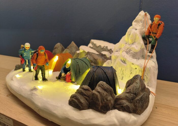 Hikers on Mountaintop - Afbeelding 3