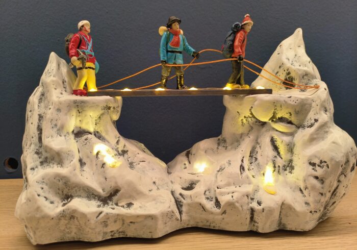 Hikers Across Ravine - Afbeelding 3