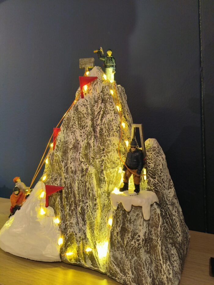 Hikers Climb on Mountaintop - Afbeelding 2