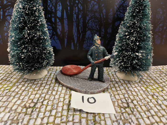 IMG20250430141642 Intratuin Foto 10 Brandweerman met slang - Afbeelding 1