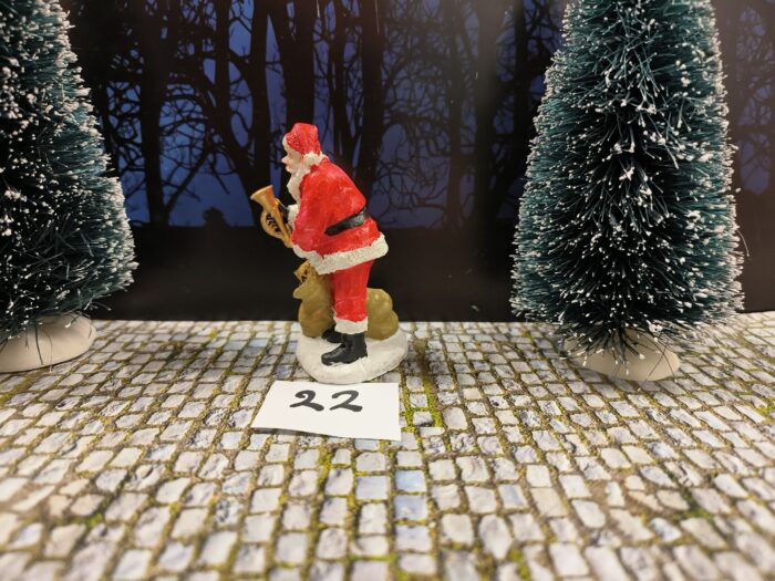 Intratuin Foto 22 Kerstman deelt cadeautjes uit - Afbeelding 3