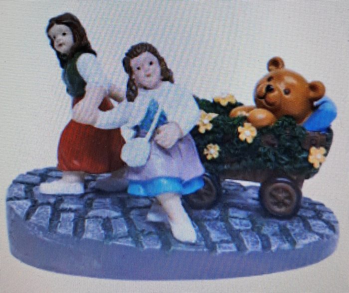 Mother with children on a walk - Afbeelding 1