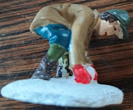 X-Mas Jongen Maakt Sneeuwbal.*