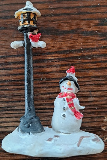 X-Mas Sneeuwpop Naast Lantaarn.*