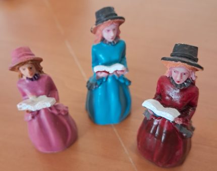 X-Mas Woman Carollers,set of 3.*