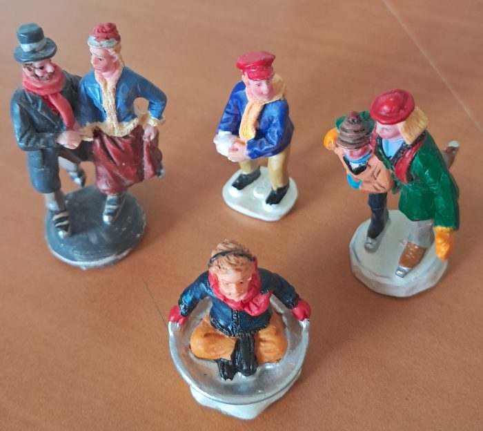 B102 Lemax Figuurtjes,set of 4. B102.* - Afbeelding 1