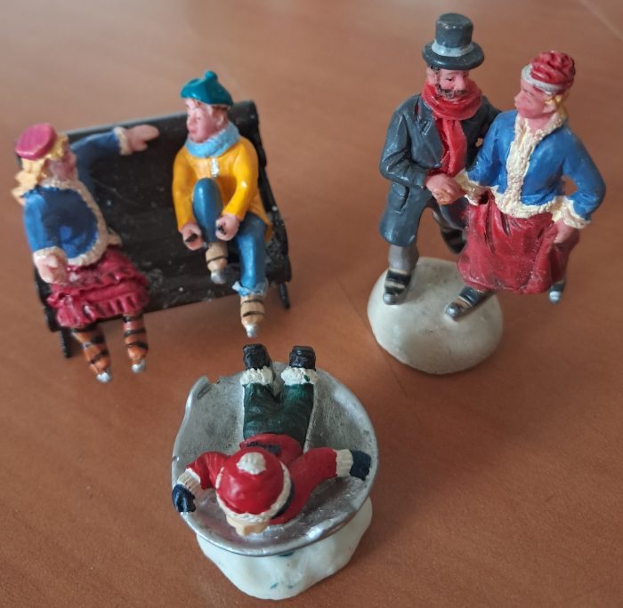 C103 Lemax Figuurtjes,set of 3. C103 - Afbeelding 1